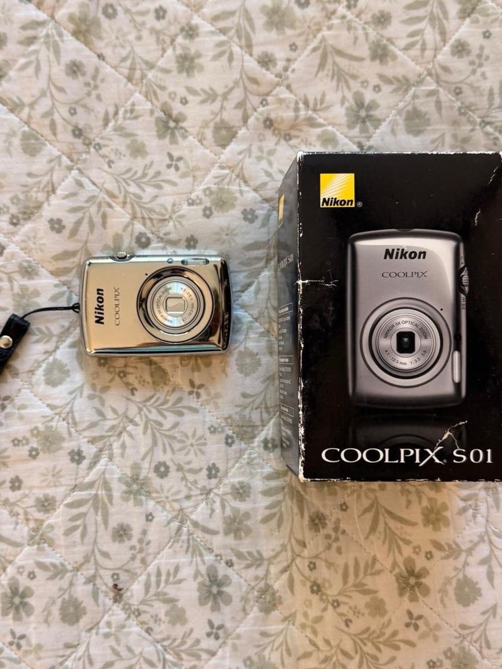 Nikon Coolpix S01 silver digital mini camera